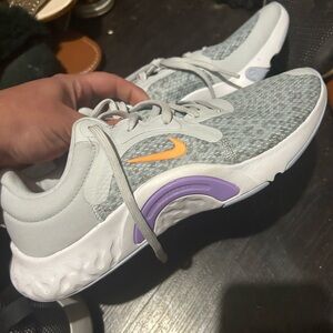 Women’s Size 7 Nike Tennis Shoes